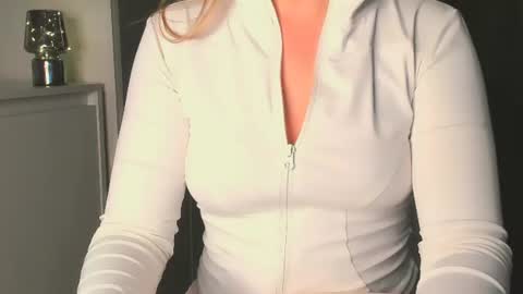 luna1vibe online show from June 30, 6:03 am