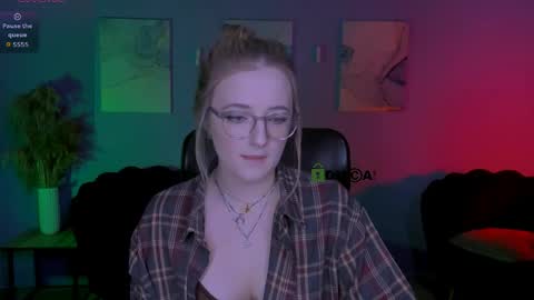 luna_berryy online show from April 4, 7:55 pm