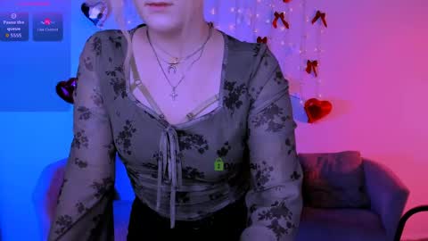 luna_berryy online show from April 15, 7:21 pm