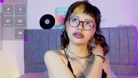 luna_blooms online show from April 15, 11:39 am