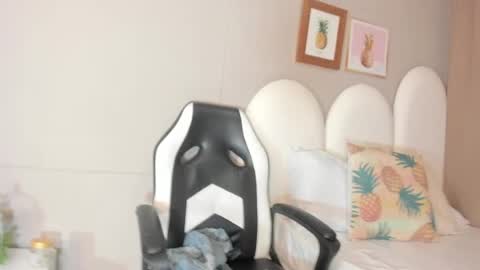 luna_bradley_ online show from March 31, 12:16 pm