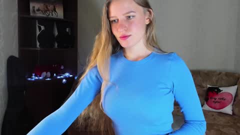 Snapshot of luna_evan chatting on December 6, 7:10 am luna_evan online show from December 6, 7:10 am