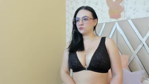 Snapshot of luna_ferrer1 chatting on July 20, 2:19 pm luna_ferrer1 online show from July 20, 2:19 pm