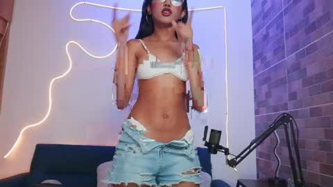 Snapshot of luna_valen chatting on May 1, 3:44 am luna_valen online show from May 1, 3:44 am