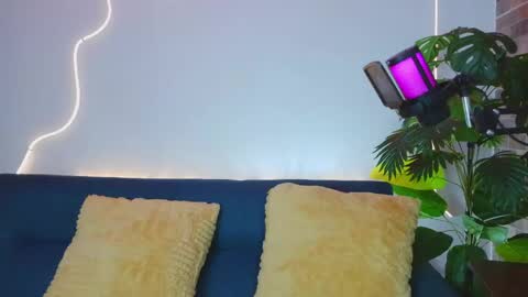 Snapshot of luna_valen chatting on May 22, 4:30 am luna_valen online show from May 22, 4:30 am