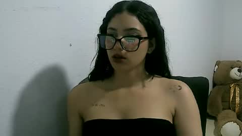 Snapshot of lunaa_sub chatting on February 9, 12:06 am lunaa_sub online show from February 9, 12:06 am