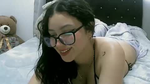 Snapshot of lunaa_sub chatting on February 21, 6:04 pm lunaa_sub online show from February 21, 6:04 pm