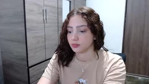 Snapshot of lunaa_sub chatting on December 15, 7:18 pm lunaa_sub online show from December 15, 7:18 pm