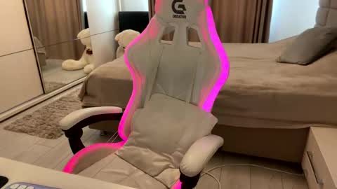 LunaBex online show from April 14, 11:49 am