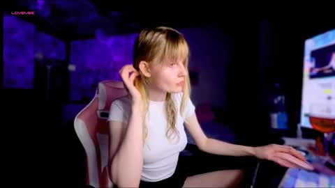 Snapshot of lunacyy chatting on June 20, 8:22 pm Britney online show from June 20, 8:22 pm