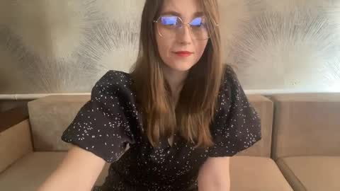 lunafeather online show from April 1, 4:24 am