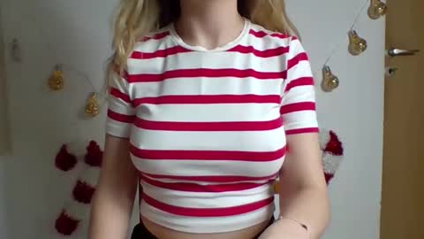 Snapshot of lunalovegood869275 chatting on December 3, 2:59 pm lunalovegood869275 online show from December 3, 2:59 pm