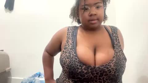 lunamoth00 online show from January 13, 1:05 pm