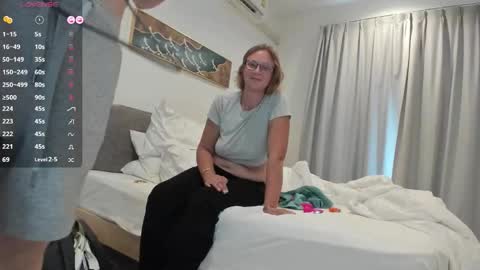 Snapshot of lunapearl__ chatting on October 29, 6:59 am LunaPearl online show from October 29, 6:59 am