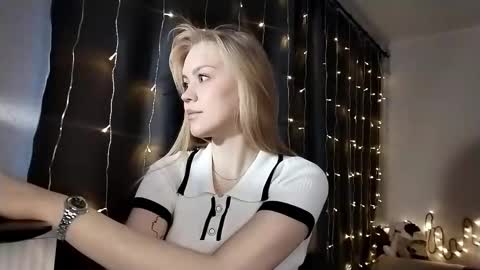 Snapshot of lunapeony chatting on December 5, 5:27 am lunapeony online show from December 5, 5:27 am