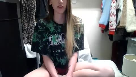 lunapixie2020 online show from March 10, 1:34 am