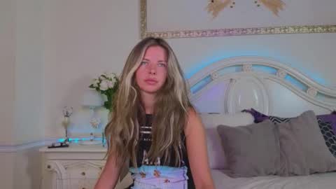 Snapshot of lunarishi chatting on September 9, 11:43 am Luna Rishi online show from September 9, 11:43 am