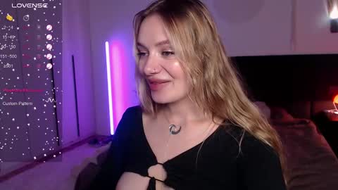 Snapshot of lunaticabae chatting on February 22, 4:29 am LunaticaBae online show from February 22, 4:29 am