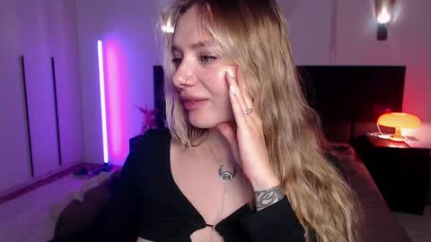 Snapshot of lunaticabae chatting on February 22, 7:34 am LunaticaBae online show from February 22, 7:34 am