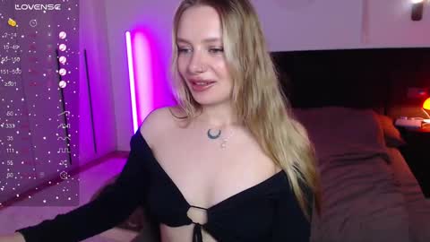 Snapshot of lunaticabae chatting on March 1, 4:26 am LunaticaBae online show from March 1, 4:26 am