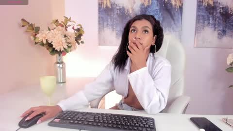 lunavelvet__ online show from April 10, 1:27 pm