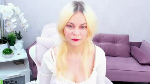 Snapshot of lune_fallenstar chatting on June 9, 2:23 am Lune FallenStar online show from June 9, 2:23 am