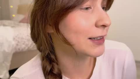 Snapshot of lunoria chatting on December 18, 11:00 pm lunoria online show from December 18, 11:00 pm