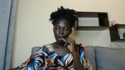 luo_queen online show from February 24, 7:45 pm