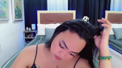 Snapshot of lustfuloffendertrina chatting on January 15, 6:01 am Trina online show from January 15, 6:01 am