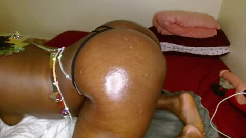 Snapshot of lustrouschoco chatting on February 18, 1:23 am lustrous-choco online show from February 18, 1:23 am