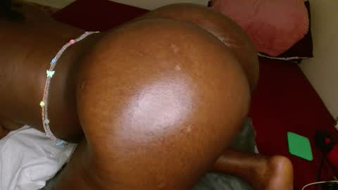 Snapshot of lustrouschoco chatting on February 20, 12:40 am lustrous-choco online show from February 20, 12:40 am