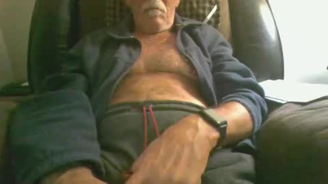 Snapshot of luv269er chatting on December 17, 2:33 am luv269er online show from December 17, 2:33 am