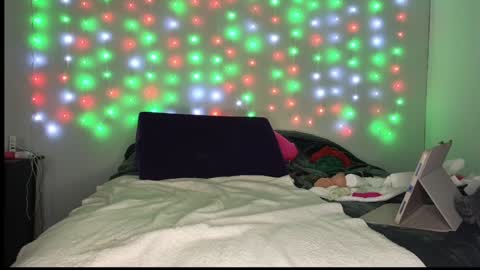 Snapshot of luvely_gurl chatting on December 26, 5:58 am Shauna online show from December 26, 5:58 am