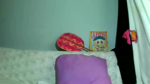 Snapshot of luvu4everxxx chatting on February 28, 12:54 am Bee Bee online show from February 28, 12:54 am