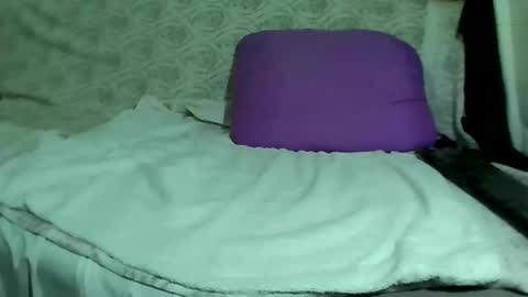 Snapshot of luvu4everxxx chatting on March 6, 3:24 am Bee Bee online show from March 6, 3:24 am