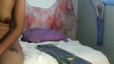 Snapshot of luvu4everxxx chatting on November 23, 2:33 am Bee Bee online show from November 23, 2:33 am