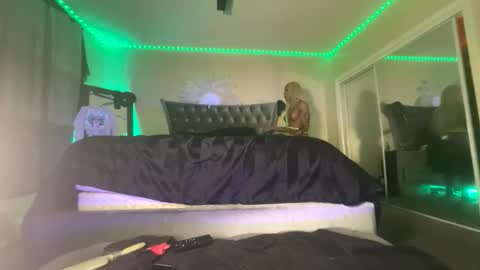 luvvlee online show from March 15, 3:29 pm