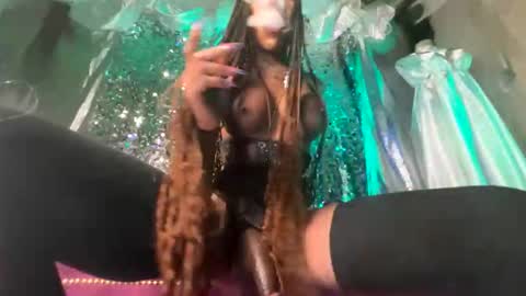 luvvlee online show from March 29, 10:15 am