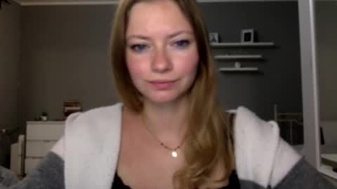 Snapshot of lux_millie chatting on December 17, 10:27 pm Millie online show from December 17, 10:27 pm