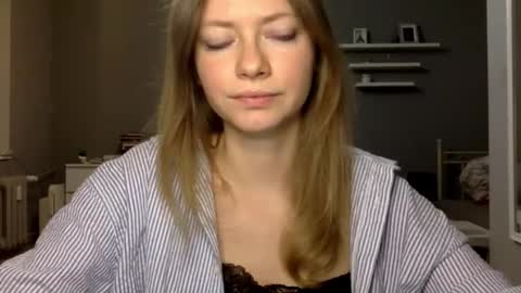 Snapshot of lux_millie chatting on March 3, 9:53 pm Millie online show from March 3, 9:53 pm