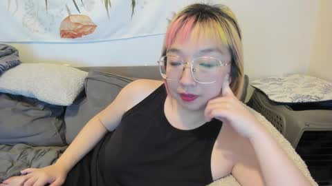 Snapshot of luxgray chatting on December 18, 2:32 am LuxGray online show from December 18, 2:32 am