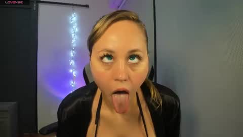 Snapshot of luxiana_sexy chatting on June 12, 10:19 pm LUXIANA SEXY online show from June 12, 10:19 pm