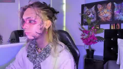 Snapshot of luxiel_ chatting on November 18, 9:30 pm Luxiel 3 online show from November 18, 9:30 pm