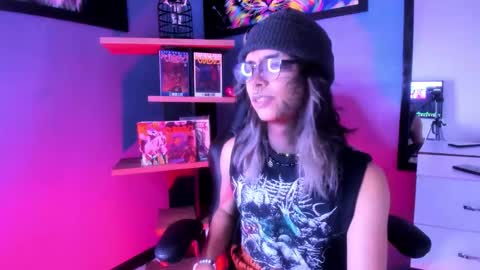 Snapshot of luxiel_ chatting on December 4, 10:51 pm Luxiel 3 online show from December 4, 10:51 pm