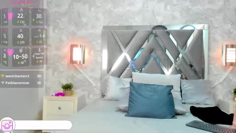 Snapshot of luxury_woman_ chatting on February 23, 1:35 am online show from February 23, 1:35 am