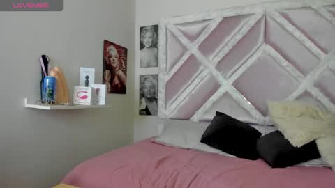 Snapshot of luxx_11 chatting on February 24, 1:53 pm Lux online show from February 24, 1:53 pm