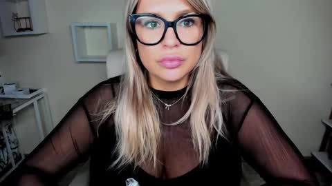 Snapshot of luxxx_diana chatting on December 10, 10:06 am Diana online show from December 10, 10:06 am