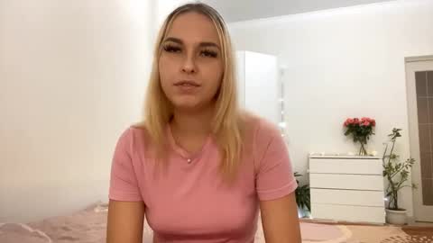 Mia online show from October 20, 3:01 pm
