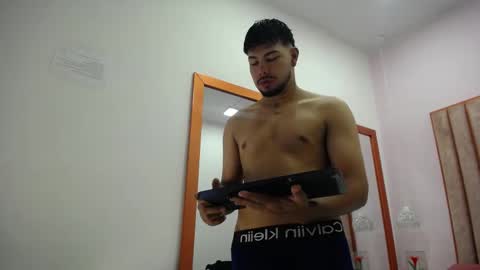 lyam_saenz online show from November 6, 7:59 pm