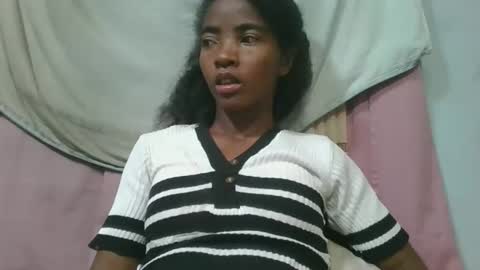 lydie856696 online show from May 9, 7:19 pm